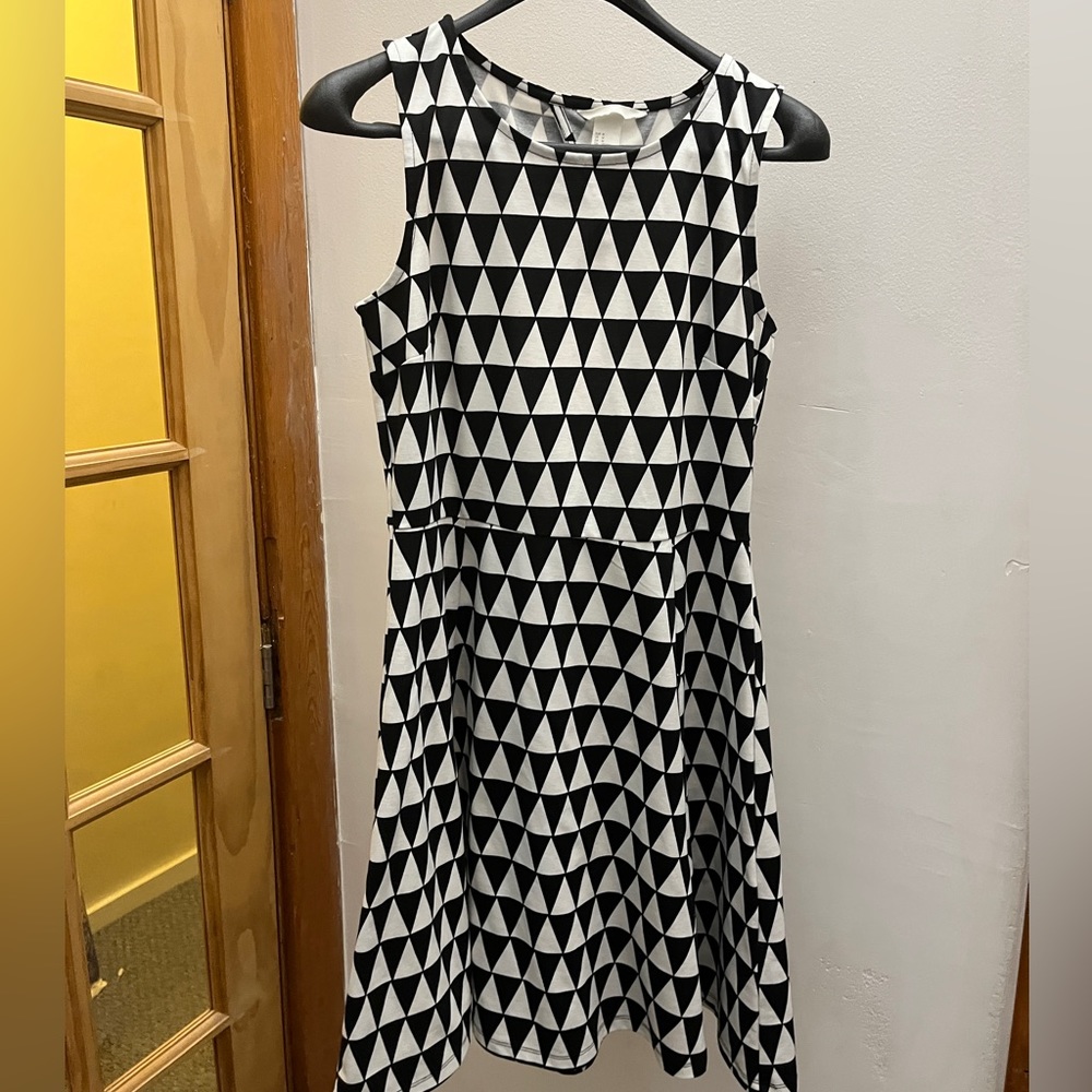 Optical Illusion Cut Out Back Black and White Dress H&M Sleeveless Midi Skater M